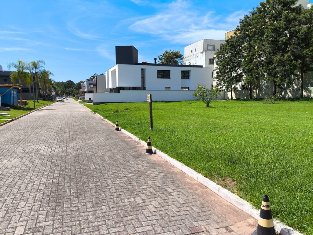 TERRENO EM CONDOMÍNIO FECHADO COM INFRAESTRUTURA COMPLETA