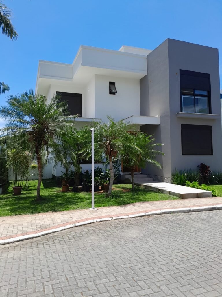 CASA NOVA E MODERNA EM CONDOMÍNIO DE ALTO PADRÃO | De Frente para a Praia da Cachoeira do Bom Jesus