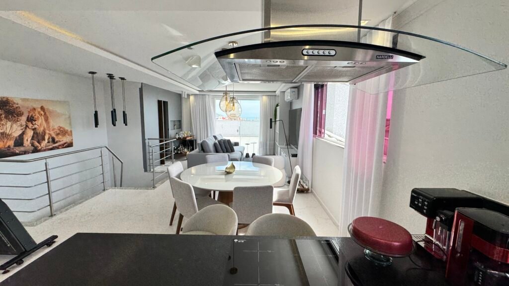 COBERTURA DUPLEX DECORADA COM VISTA PARA O MAR – INGLESES