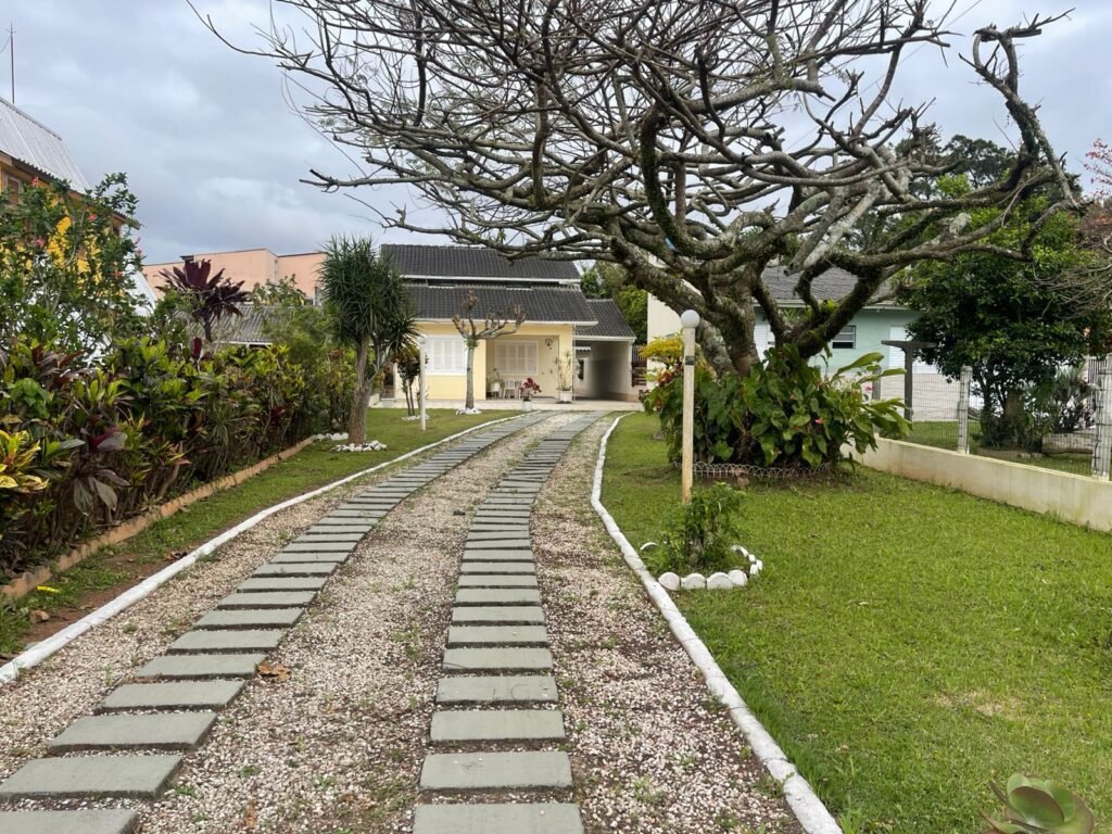 CASA A 250 METROS DO MAR | Amplitude, Conforto e Localização Privilegiada nos Ingleses