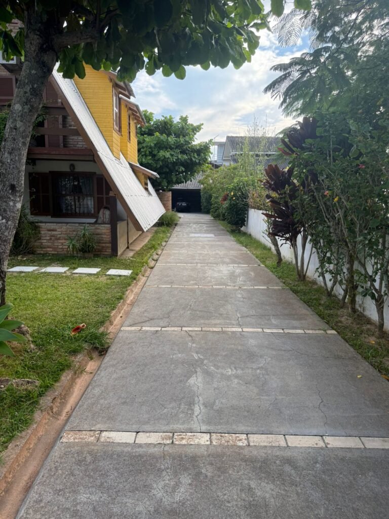 RESIDÊNCIA COM AMPLO TERRENO E EDÍCULA | Potencial para Moradia e Renda nos Ingleses