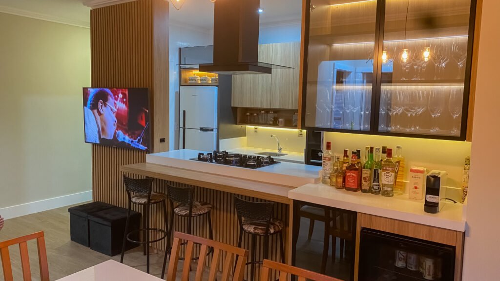 APARTAMENTO MOBILIADO NA ÁREA NOBRE DOS INGLESES | CONDOMÍNIO COMPLETO A 350M DO MAR