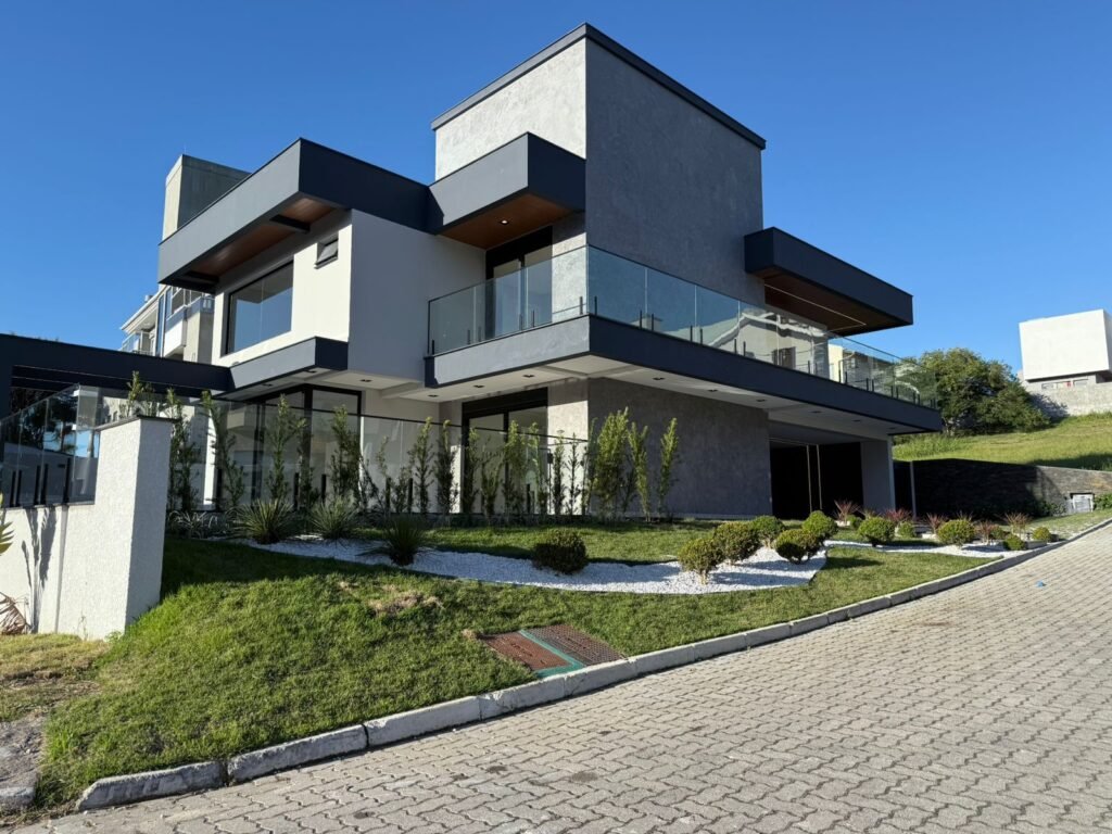 CASA EM CONDOMÍNIO FECHADO | ALTO PADRÃO A 100m DA PRAIA DOS INGLESES